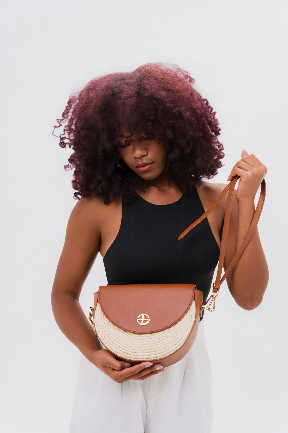 Sac demi-lune LUNA en cuir et raphia présenté de face avec sa bandoulière