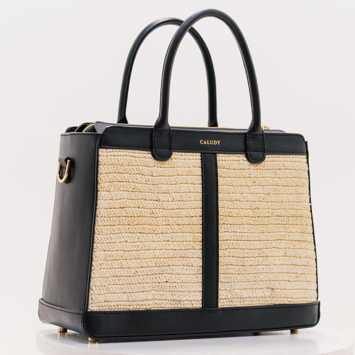 Sac CALUDY Vanille en cuir noir et raphia naturel, vue de profil