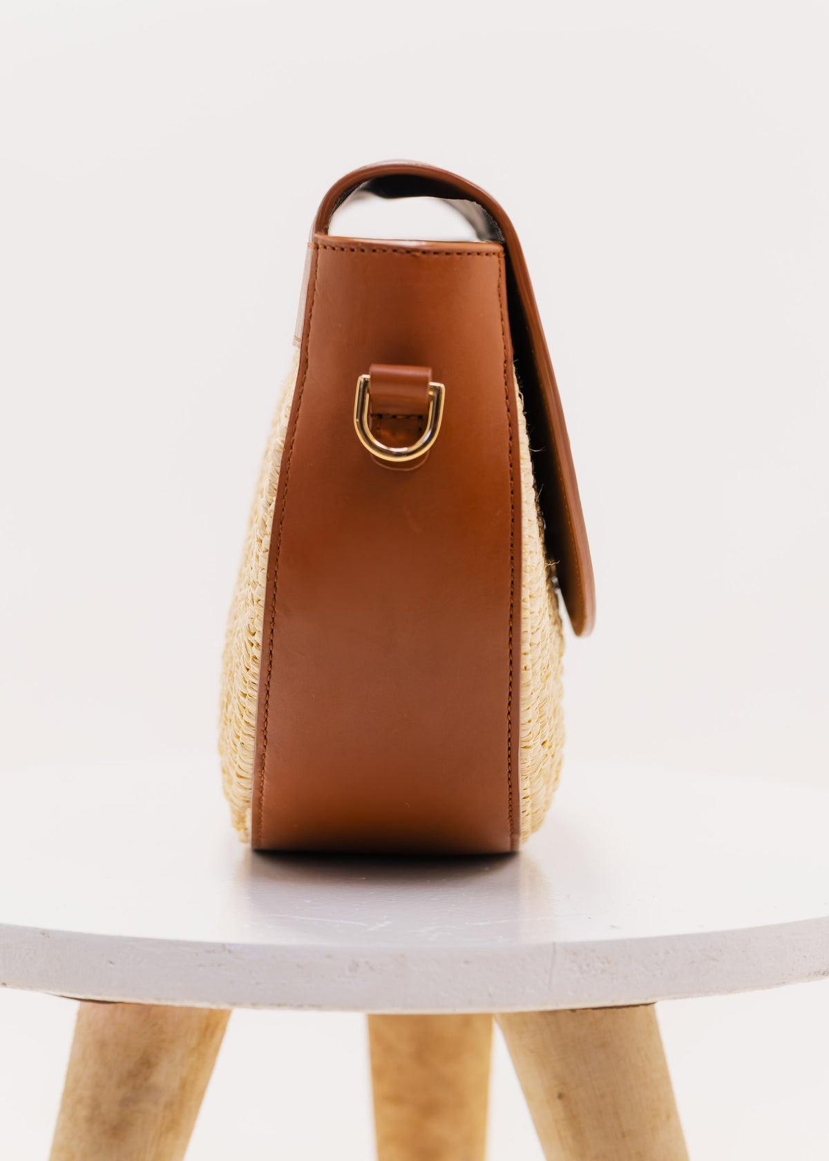 Sac demi-lune LUNA en cuir et raphia, vue de profil