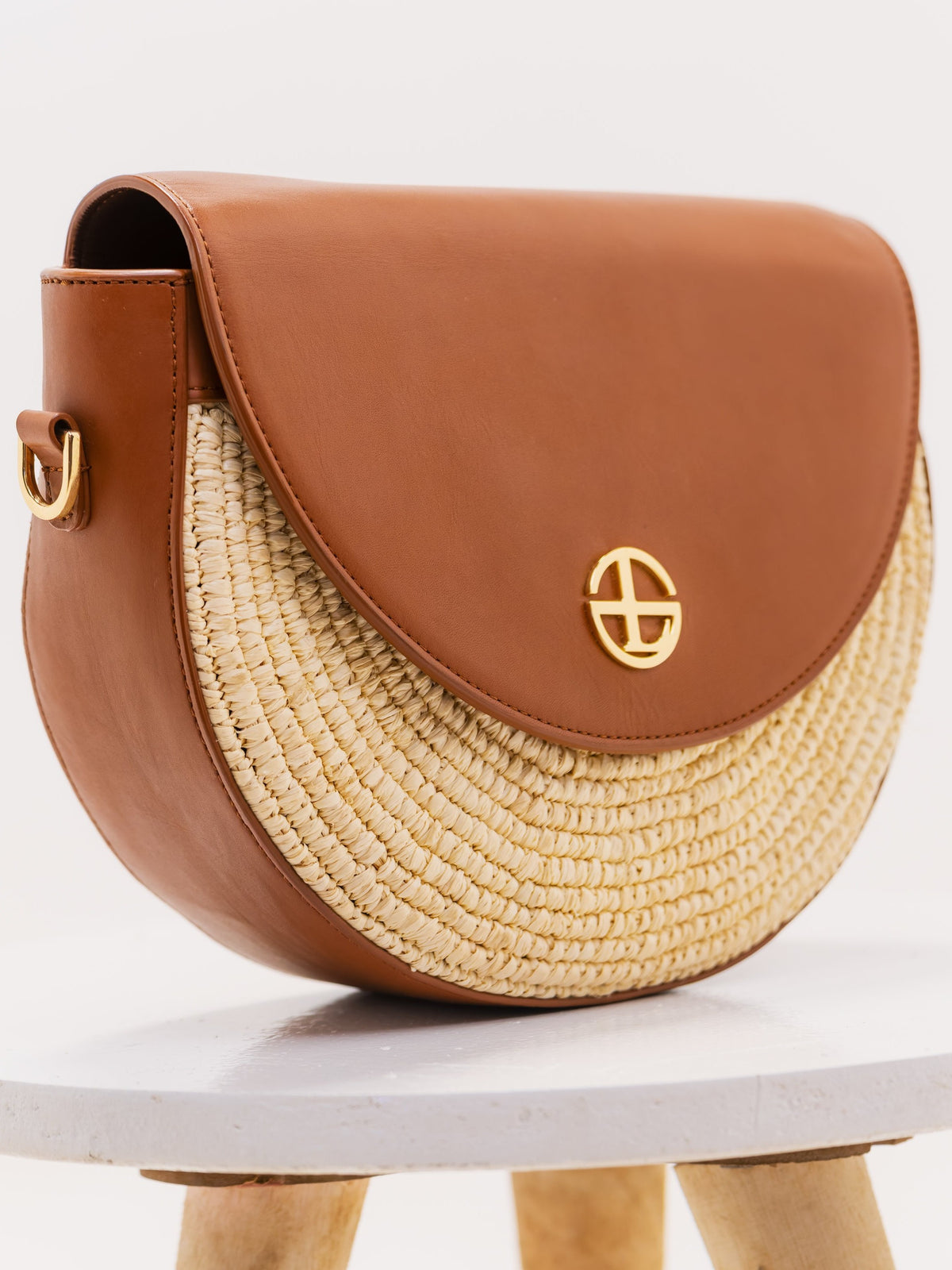 Sac demi-lune LUNA en cuir et raphia naturel, vue trois-quarts