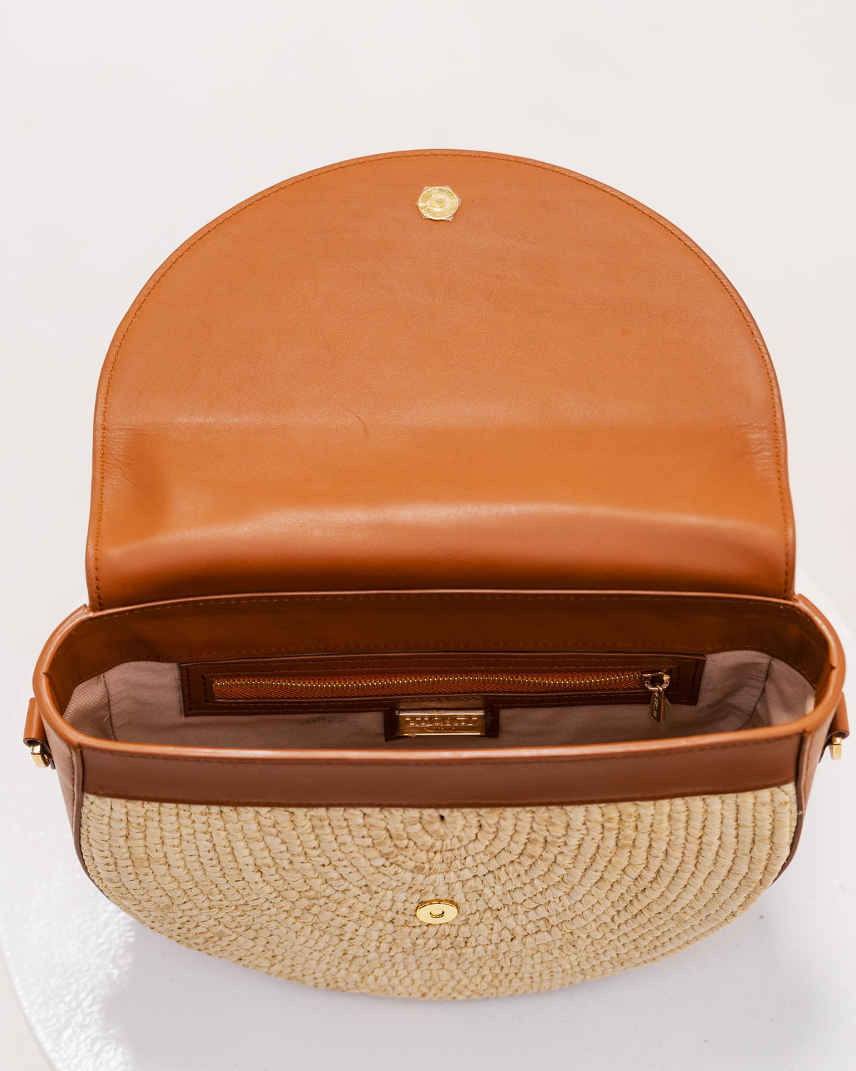 Intérieur du sac demi-lune LUNA en cuir et raphia avec poche zippée et plaque de logo