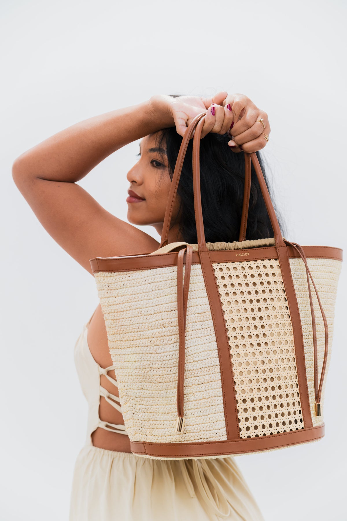 Sac cabas LAGON en cuir et raphia porté à l’épaule, vue de dos