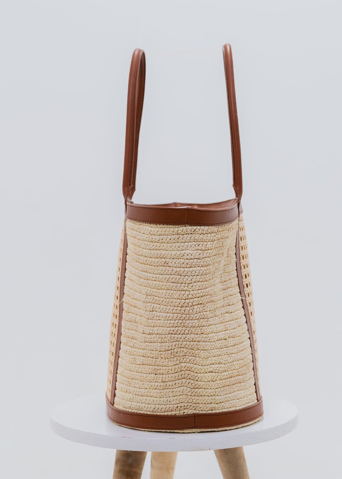 Sac cabas LAGON en cuir et raphia naturel, vue de profil