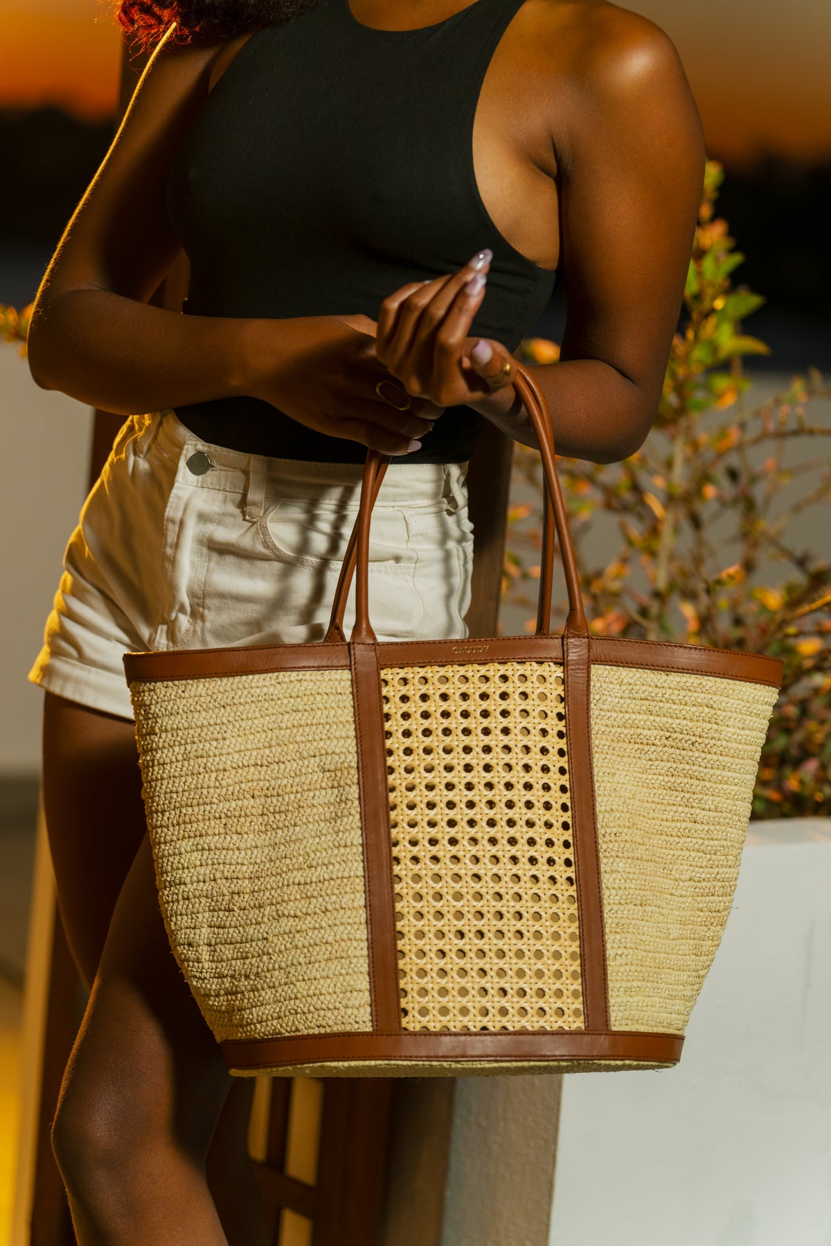 Sac cabas femme LAGON en cuir et raphia porté à la main